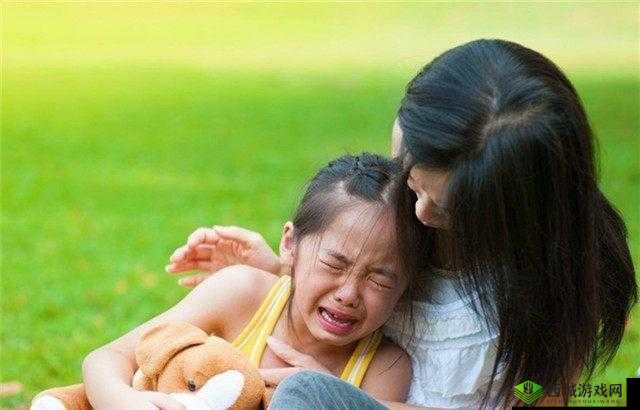 她开始慢迎迎合小心孩子：护娃的温情瞬间
